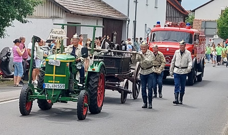 Historische Handdruckspritze der Feuerwehr Bimbach im Festzug in Steinau 2025